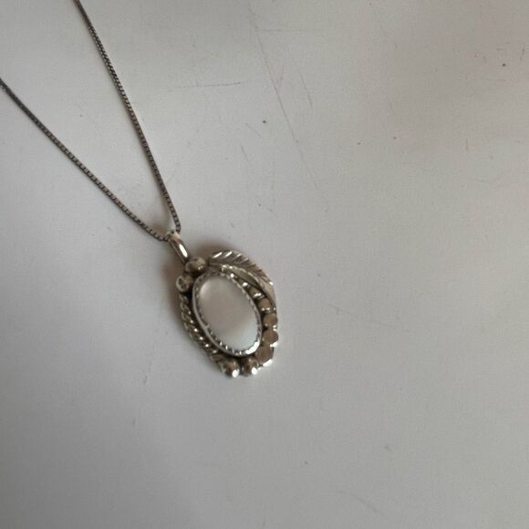 Vintage R.E. Lee Navajo Sterling Silver and Mother of Pearl Pendant Necklace - Picture 6 of 9
